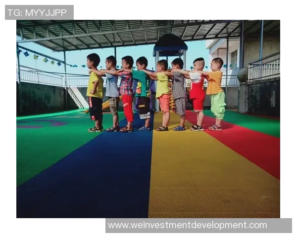 小朋友们在阳光下快乐踢足球的生动画面展现童年无忧无虑的快乐时光