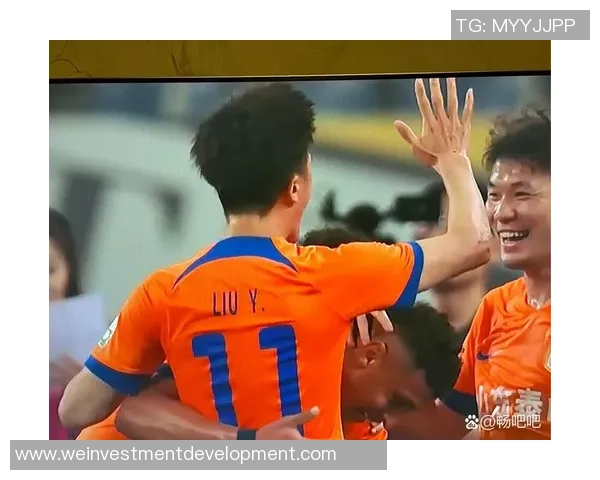 在绿茵场上追梦的他们足球移民的故事与奋斗历程